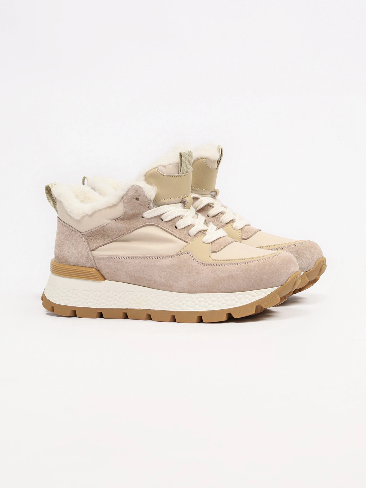 Кроссовки комбинированные бежевого цвета на рельефной подошве